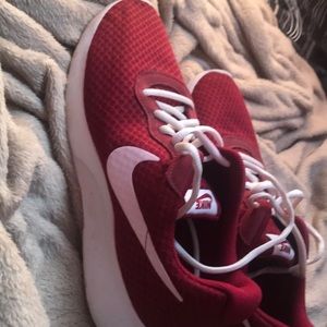 nike burgundy roshes